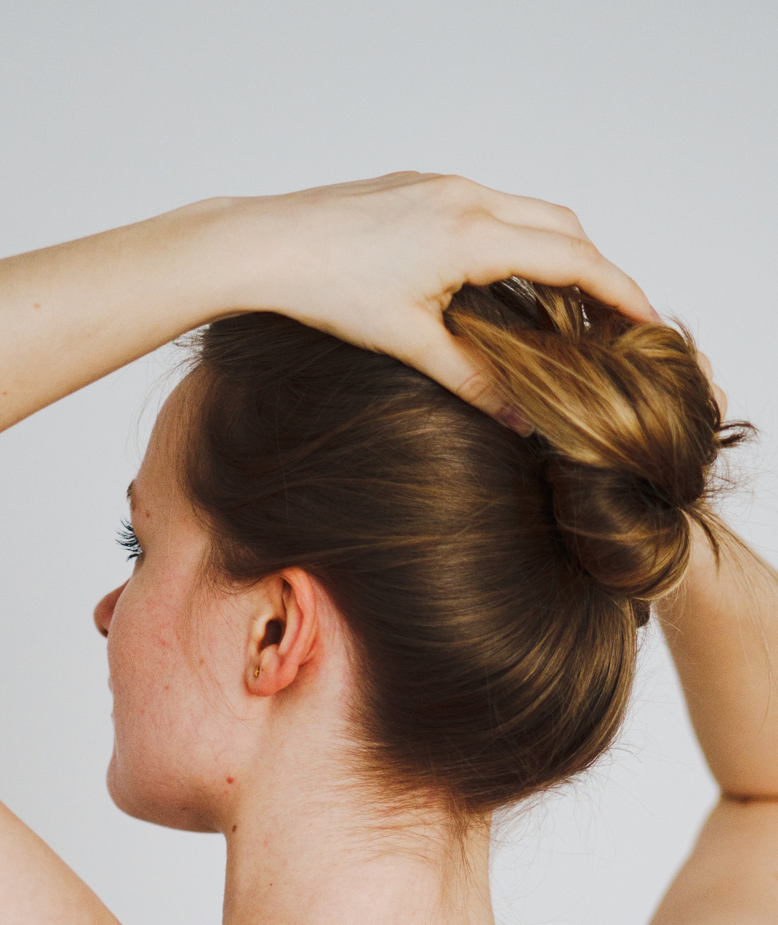 Woman holding fine hair Capilia